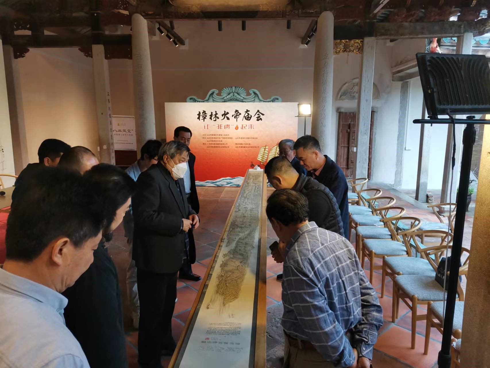 吴和平老师讲解画卷内容.jpg