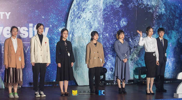 6. 演讲比赛选手合影压缩.jpg
