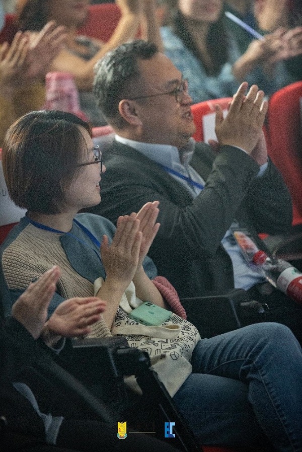 深圳大学的指导老师李雪伊（左）与来自华南师范大学的指导老师徐涵.jpg