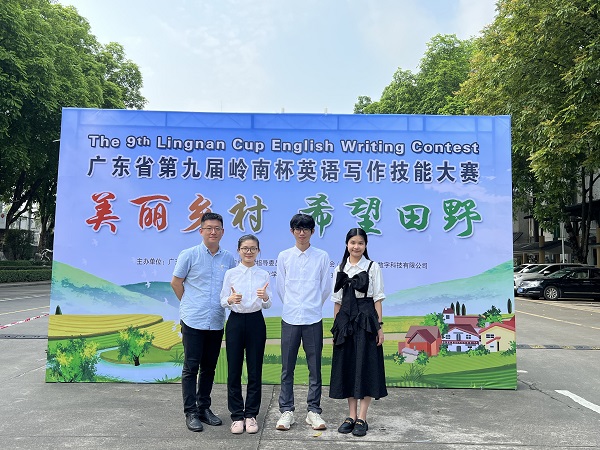 方帆老师和我校部分选手在赛事举办学校的合影.jpg