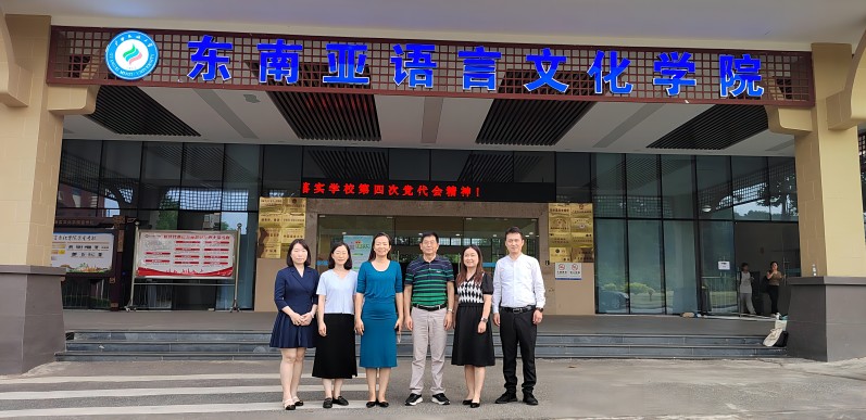 学院门口合照(1).jpg