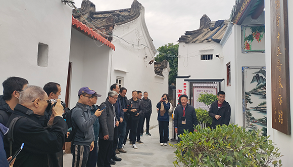图7：与会学者考察“潮声十五音”展示馆.png