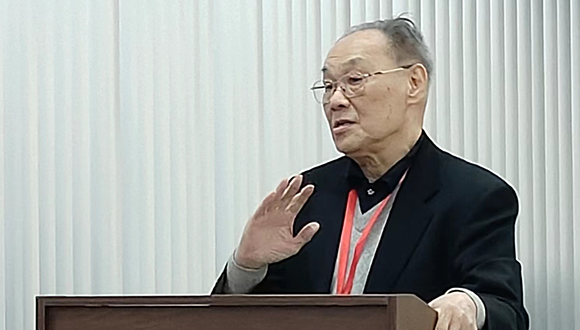 图9：施其生教授作学术总结.png