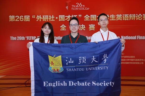 指导老师Collin Tham（中）与参赛学生温蓝玉（左）陈梓朋（右）-正文.jpg